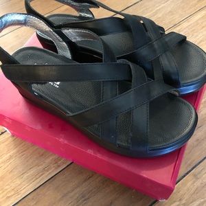 New in box Algeria leather sandals